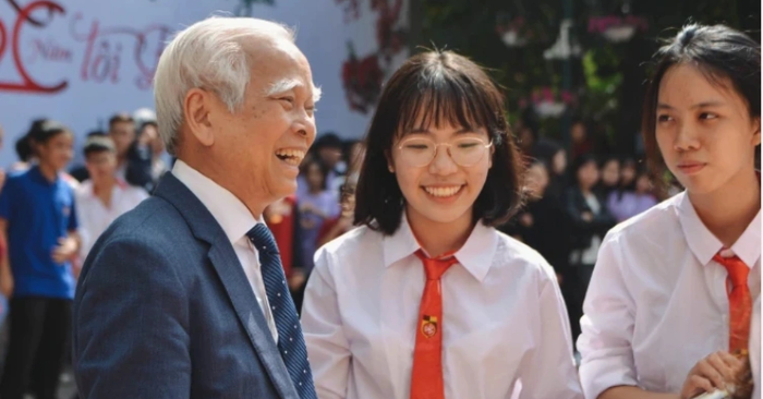 giáo viên dùng thước đánh học sinh