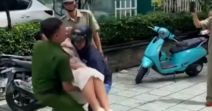 Công an TP HCM dùng xe chuyên dụng đưa mẹ bầu chuyển dạ đến bệnh viện an toàn