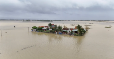 “Rốn lũ Hòa Xuân tan hoang: Nhà cửa chỉ còn trơ khung, người dân chèo ghe tìm lối về”