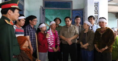 Thủ tướng thăm hỏi, động viên người dân vùng rốn lũ Hòa Thịnh