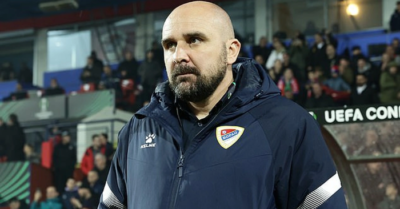 HLV 44 tuổi qua đời ngay trên sân, cầu thủ ôm mặt khóc nức nở