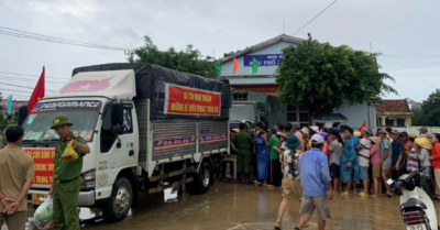 Bà con Đắk Lắk xúc động khi nhận “món đồ của phụ nữ” giữa lúc khốn khó sau mưa lũ