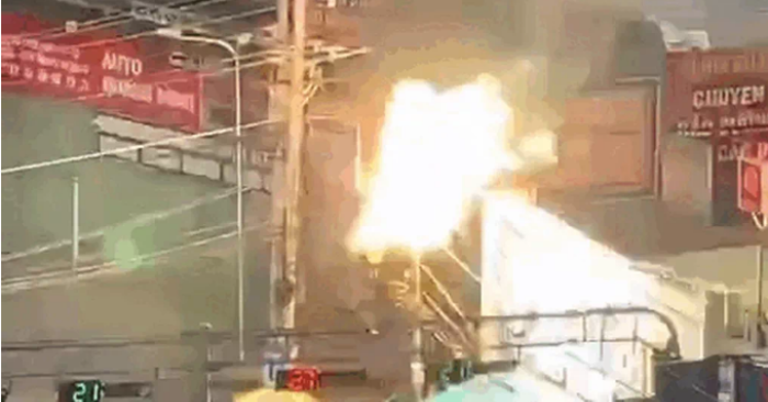 Nổ đường dây điện ở TPHCM khiến người đi đường hoảng sợ