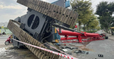 Xe cẩu 40 tấn lật tại giao lộ quận 7, phụ xe bị thương