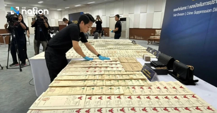 Loạt giấy chứng nhận quyền sở hữu đất bị giới chức tịch thu từ chùa Wat Phra Bat Nam Phu ở tỉnh Lopburi, Thái Lan. Ảnh: National Thailand.