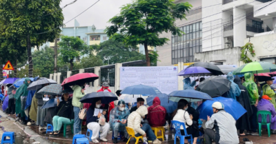 Dòng người xếp hàng 200m dưới mưa rét chờ nộp hồ sơ mua nhà xã hội