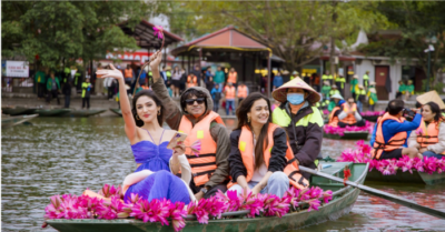 Đoàn phim Ấn Độ ấn tượng với sắc hồng trên dòng Ngô Đồng ở Ninh Bình