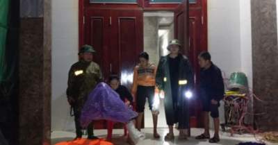 Cận cảnh nước lũ gần chạm mái nhà ở Hà Tĩnh