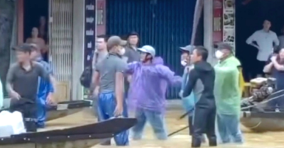 Làm rõ nhóm người dùng mái chèo đánh nhau giữa phố ngập lụt ở Huế