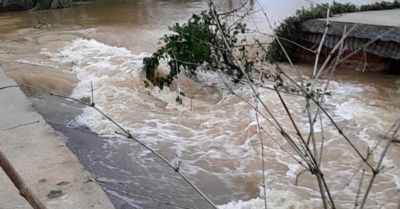 Hơn 7m đê ven sông kết hợp đường giao thông bị lũ cuốn trôi