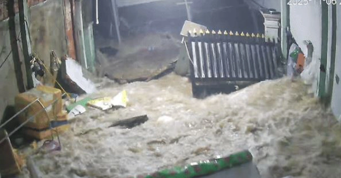 Khoảnh khắc sóng biển giật sập cổng, ập vào nhà dân ở Quảng Ngãi do bão số 13