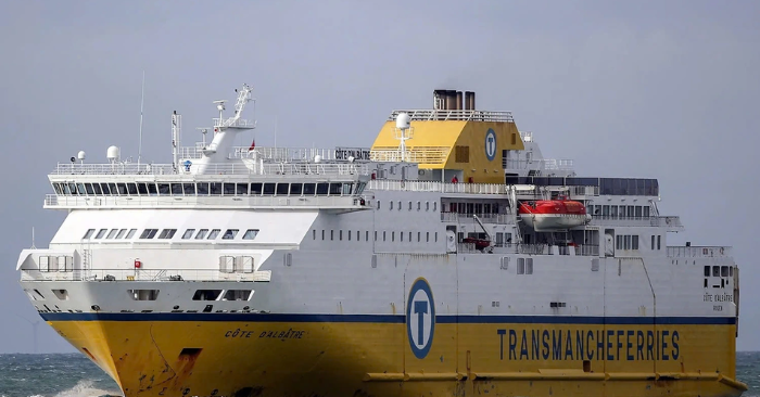 Phát nhầm phim người lớn trên tàu chở khách, trẻ em hoảng loạn la hét