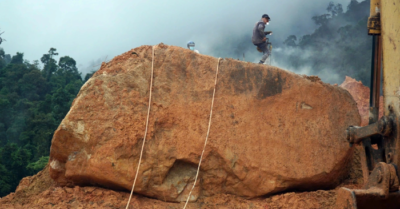 Chuẩn bị nổ mìn phá khối đá lớn chắn ngang đèo Khánh Lê