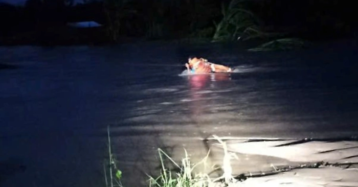 Lực lượng cứu hộ dùng súng bắn dây giải cứu người dân mắc kẹt trong lũ đêm ở Gia Lai