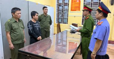 Đưa con đi học “tiện tay” giật luôn dây chuyền của học sinh cùng trường con