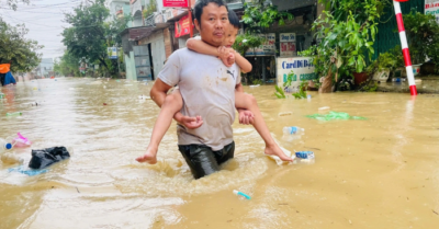 Mưa lũ miền Trung gây 50 người chết và mất tích, hơn 52.000 nhà bị ngập