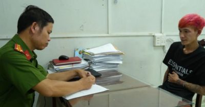 Kẻ kề dao uy hiếp phụ nữ cướp tài sản đã đến đầu thú