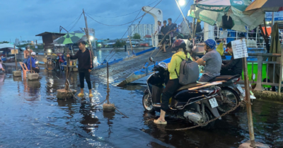 Triều cường “quét” Chợ Lớn, nhiều tuyến đường TPHCM bất ngờ ngập sâu