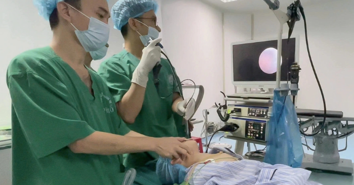 Đi làm răng, bé trai 3 tuổi bị kim chọc tủy 22mm rơi vào khí quản