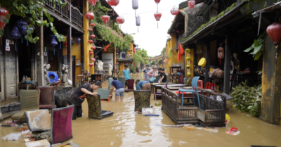 Tinh thần lạc quan trong lũ của người Hội An thức tỉnh vợ chồng người Mỹ