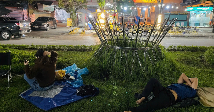 Hàng trăm người trắng đêm xếp hàng chờ nộp hồ sơ mua nhà ở xã hội tại Hà Nội