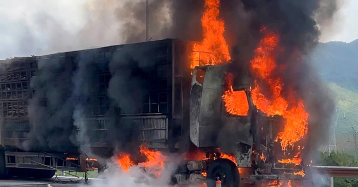 Xe đầu kéo cháy rụi trên cao tốc