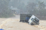Xe tải bị lũ cuốn trôi khi tài xế tự ý mở rào vượt ngầm tràn ở Quảng Trị
