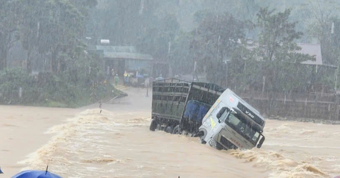Xe tải bị lũ cuốn trôi khi tài xế tự ý mở rào vượt ngầm tràn ở Quảng Trị