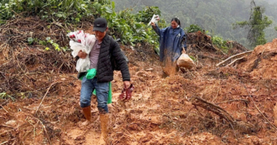 Thầy giáo vượt sạt lở, lội bùn ôm bó hoa tặng đồng nghiệp vùng cao