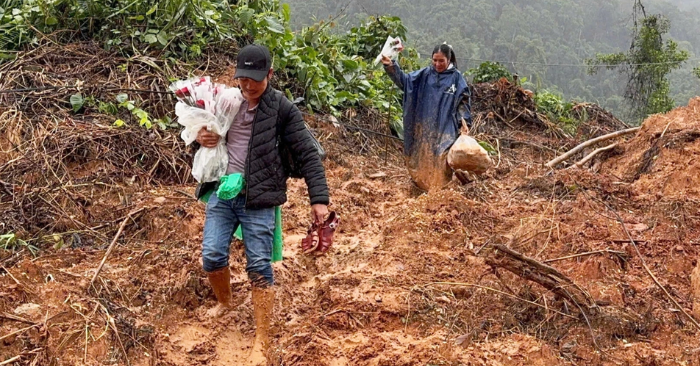 Thầy giáo vượt sạt lở, lội bùn ôm bó hoa tặng đồng nghiệp vùng cao