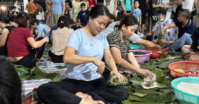 Người dân Đồng Nai thâu đêm gói 3.000 bánh chưng, bánh tét gửi bà con vùng lũ miền Trung