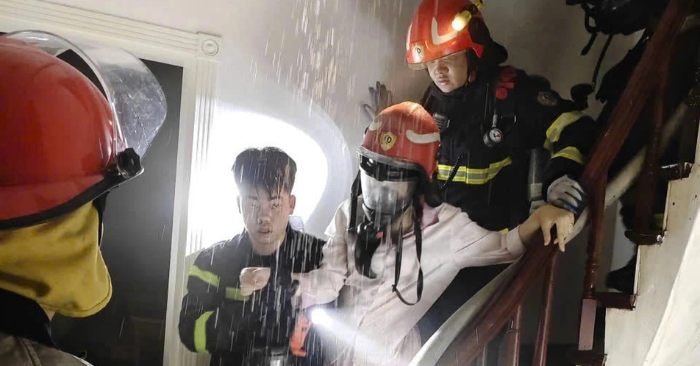 Cháy nhà 7 tầng trong đêm ở Hà Nội, cảnh sát giải cứu chủ nhà bị mắc kẹt