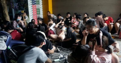 Chủ cửa hàng phát điện miễn phí giúp dân sạc pin sau bão Kalmaegi