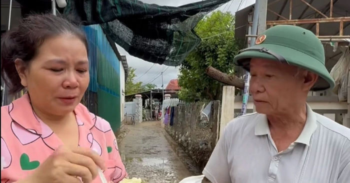 Người phụ nữ bật khóc khi nhận hộp cơm sau 5 ngày cầm cự giữa lũ