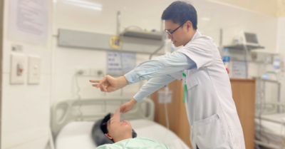 Nam sinh 19 tuổi bị huyết khối tĩnh mạch não hiếm gặp, can thiệp thành công