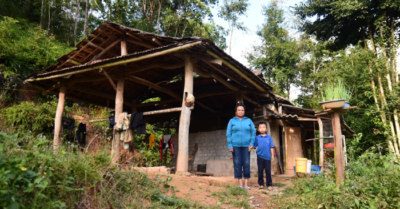 Chồng bệnh nặng, con mắc hiểm nghèo, người mẹ chăn bò thuê kiệt sức gánh cả gia đình