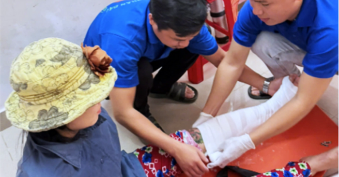 Người dân vùng lũ miền Trung lội nước khám bệnh, bác sĩ TPHCM xót xa và hỗ trợ thiết thực