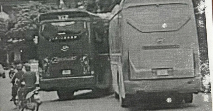 Tài xế và chủ xe khách bị phạt gần 9 triệu đồng vì chèn ép ô tô trên quốc lộ 32