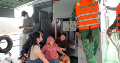Vượt sóng lớn đưa cụ bà 72 tuổi từ đảo Cù Lao Chàm về đất liền cấp cứu