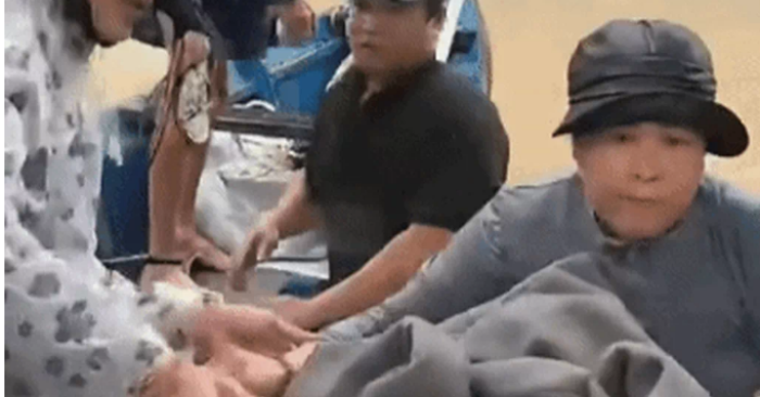 Bé 25 ngày tuổi không được trạm y tế tiếp nhận vào tránh lũ