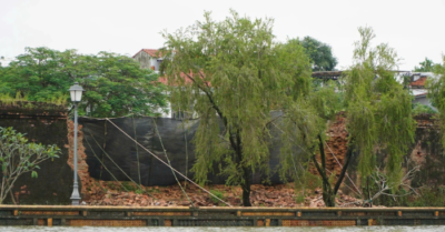 Hơn 15m tường Hoàng thành Huế đổ sập sau mưa lớn, nguy cơ lan rộng