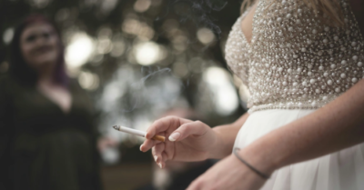 Khói thuốc và mối đe dọa âm thầm lên sức khỏe sinh sản phụ nữ trẻ