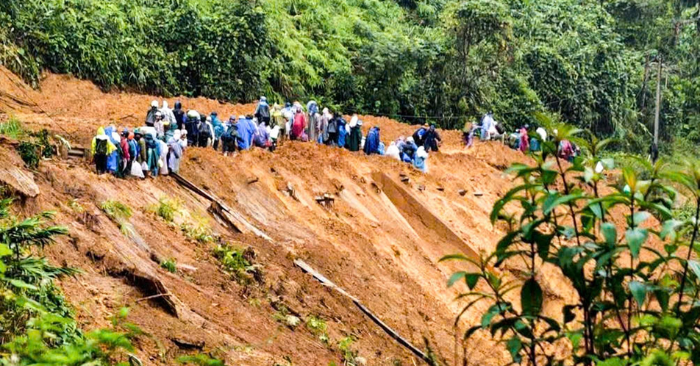 Người dân đi bộ 15km, vượt núi mua nhu yếu phẩm vào vùng cô lập ở Đà Nẵng