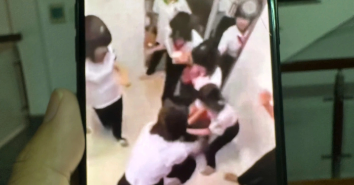 Nữ sinh lớp 8 gãy 3 xương sườn sau khi bị đánh hội đồng trong nhà vệ sinh ở TPHCM