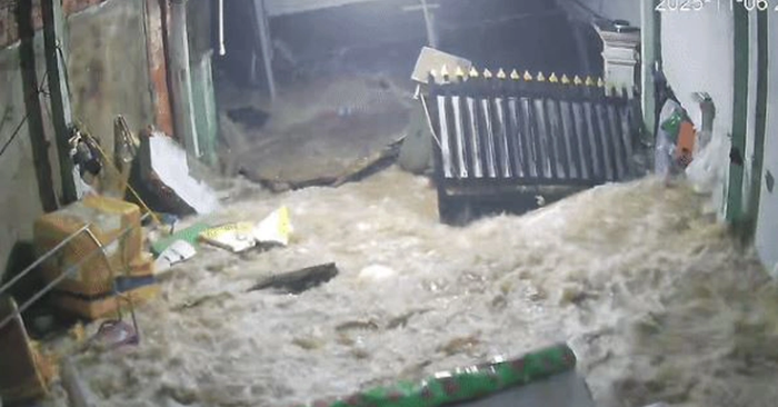 Khoảnh khắc sóng biển giật sập cổng, ập vào nhà dân ở Quảng Ngãi do bão số 13