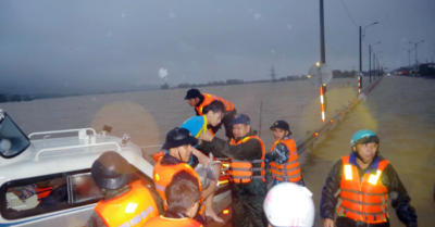 Trung đoàn không quân 910 ứng cứu hơn 500 người dân bị lũ cô lập ở Phú Yên