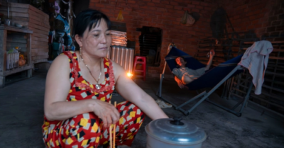 Bà con vùng tâm bão Kalmaegi quay lại thời đèn dầu, bếp củi