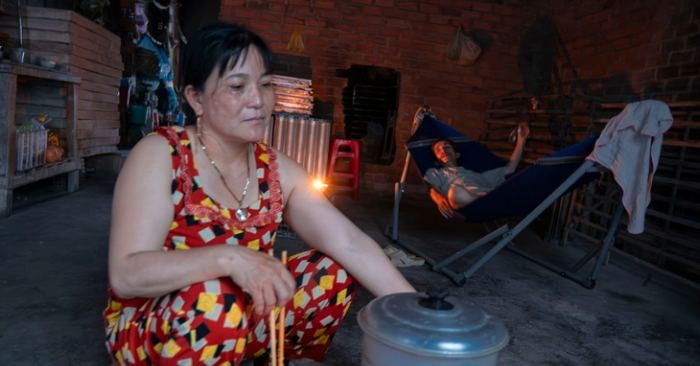 Bà con vùng tâm bão Kalmaegi quay lại thời đèn dầu, bếp củi