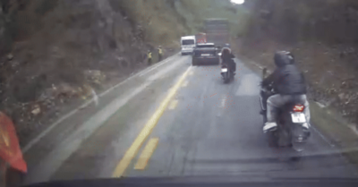 Tài xế cứu 9 khách giữa sạt lở