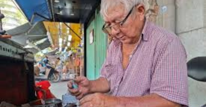 45 năm sửa bật lửa vỉa hè Sài Gòn